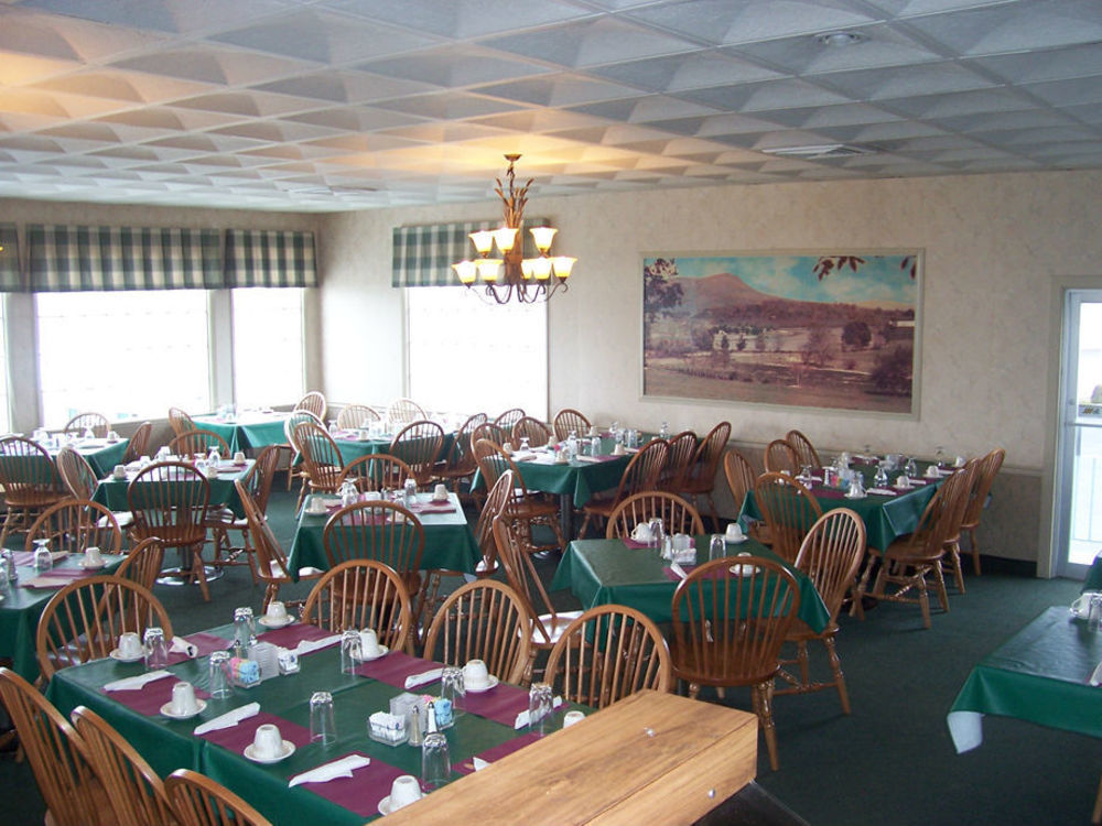 The Village Inn Харисонбург Екстериор снимка